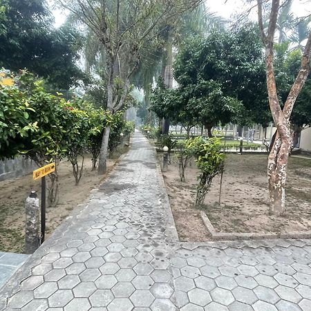 Chitwan Riverside Resort Саураха Экстерьер фото