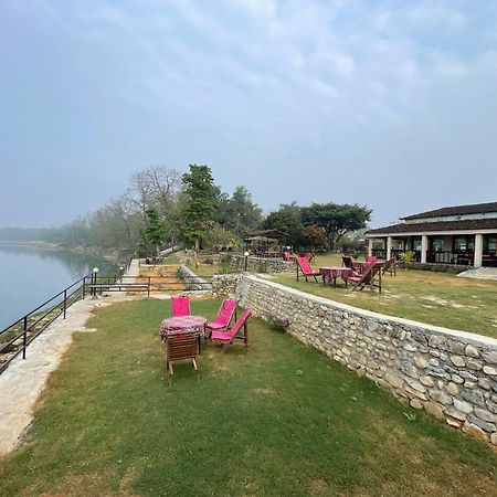 Chitwan Riverside Resort Саураха Экстерьер фото