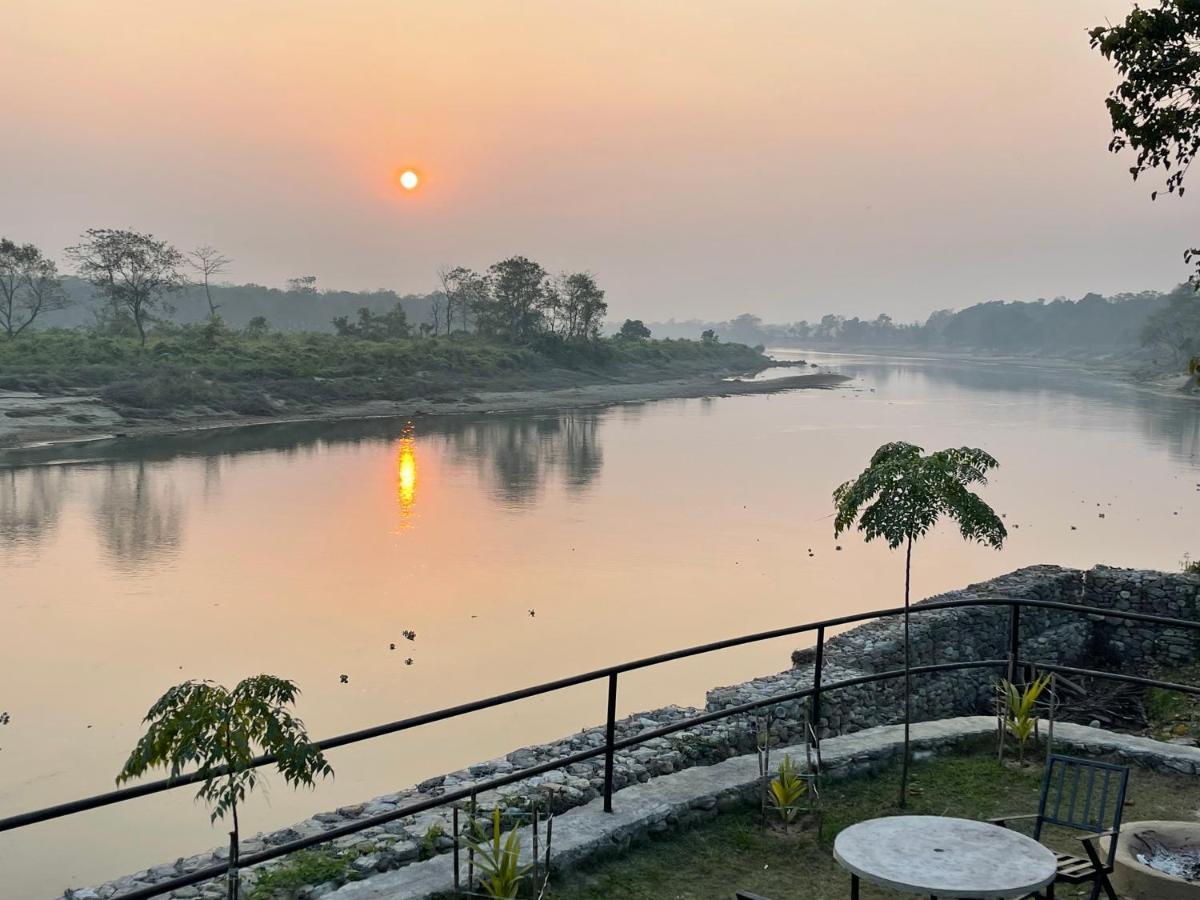Chitwan Riverside Resort Саураха Экстерьер фото