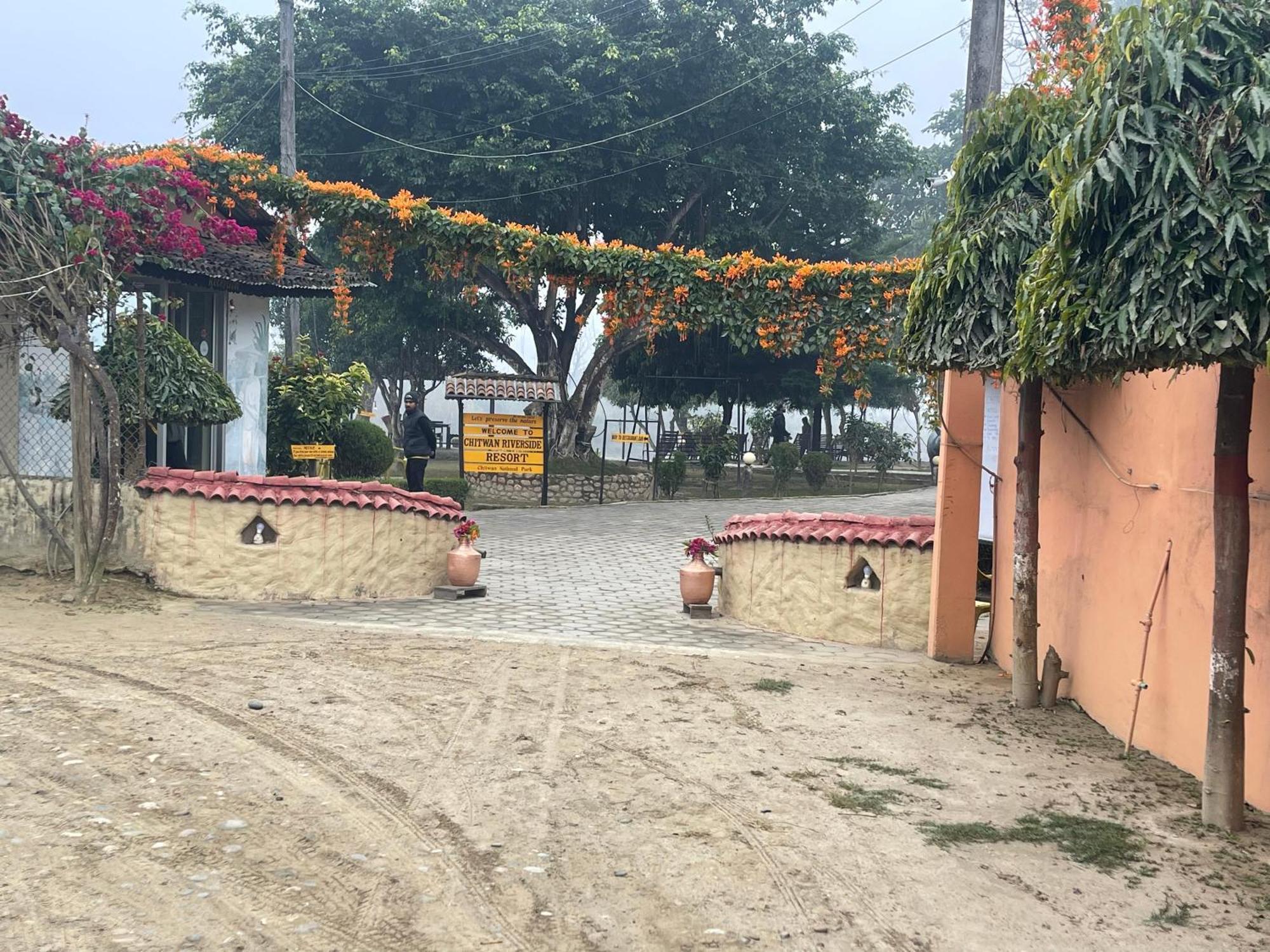 Chitwan Riverside Resort Саураха Экстерьер фото