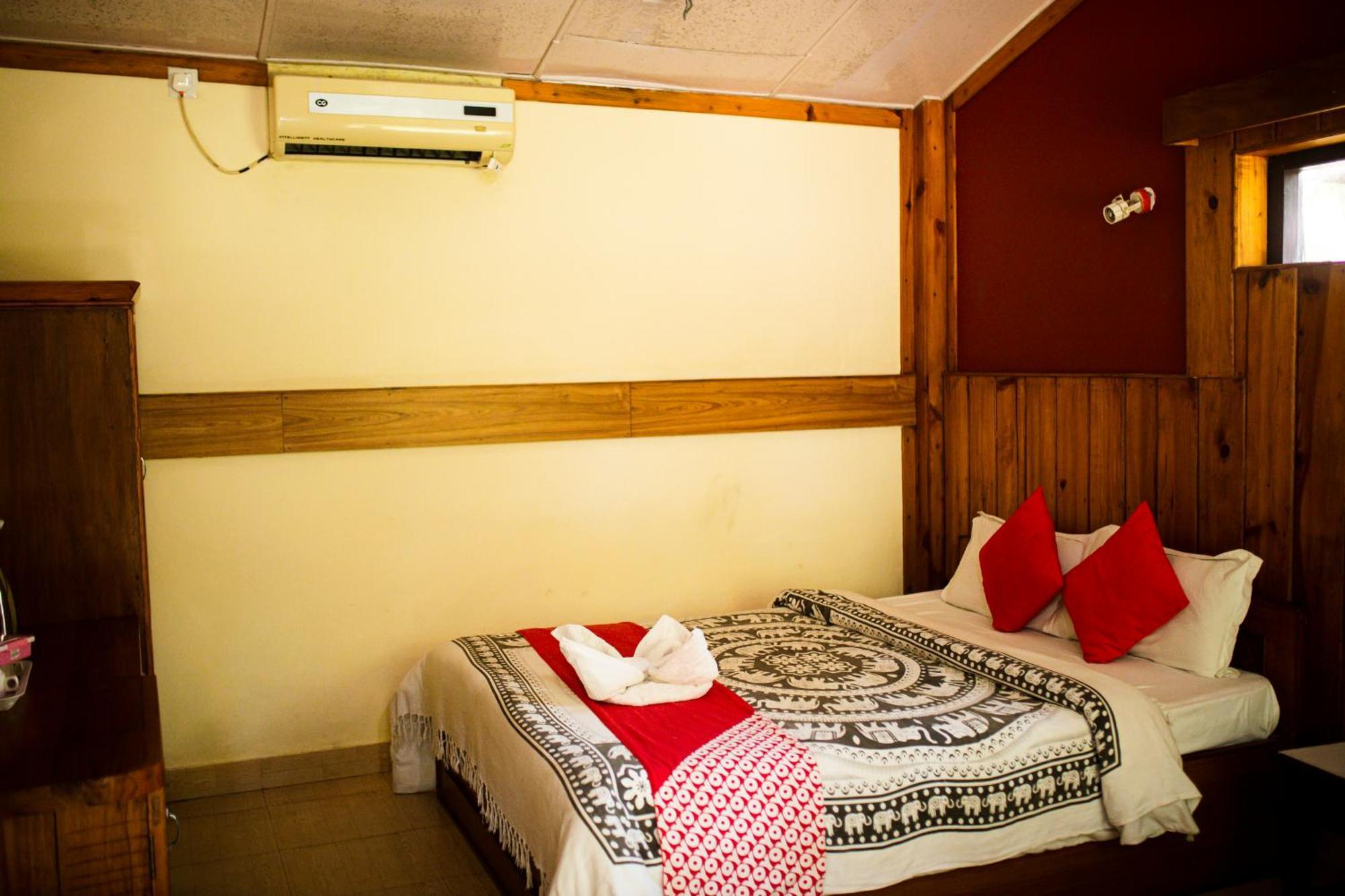Chitwan Riverside Resort Саураха Экстерьер фото