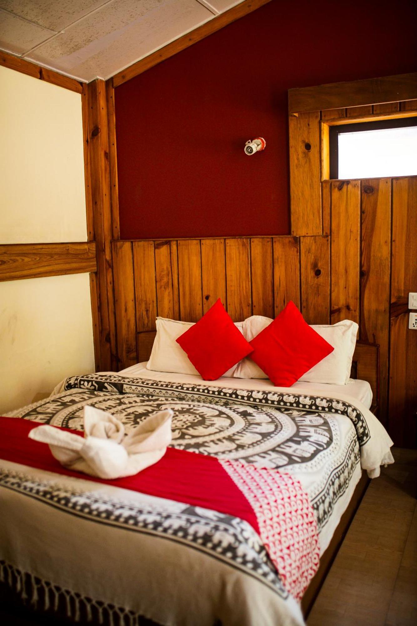 Chitwan Riverside Resort Саураха Экстерьер фото
