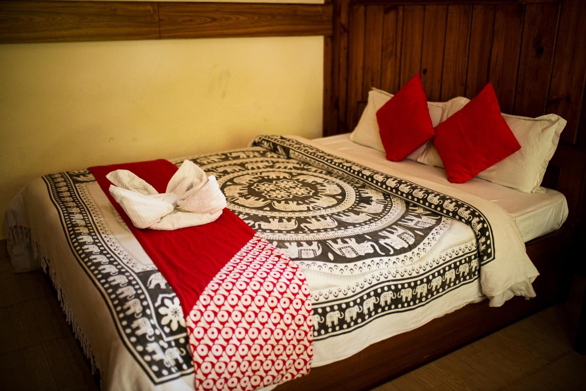 Chitwan Riverside Resort Саураха Экстерьер фото