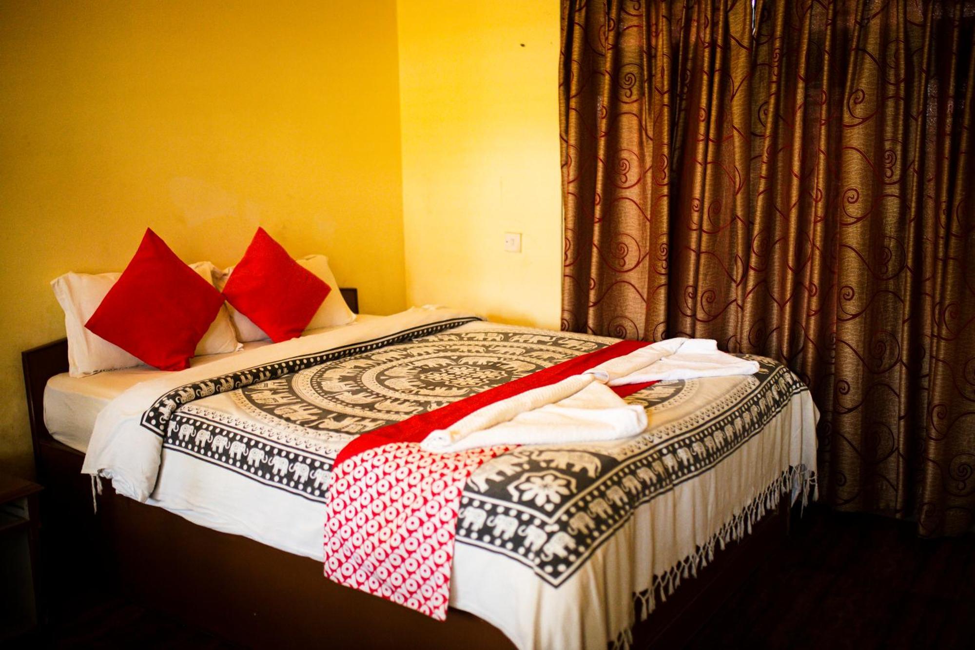 Chitwan Riverside Resort Саураха Экстерьер фото