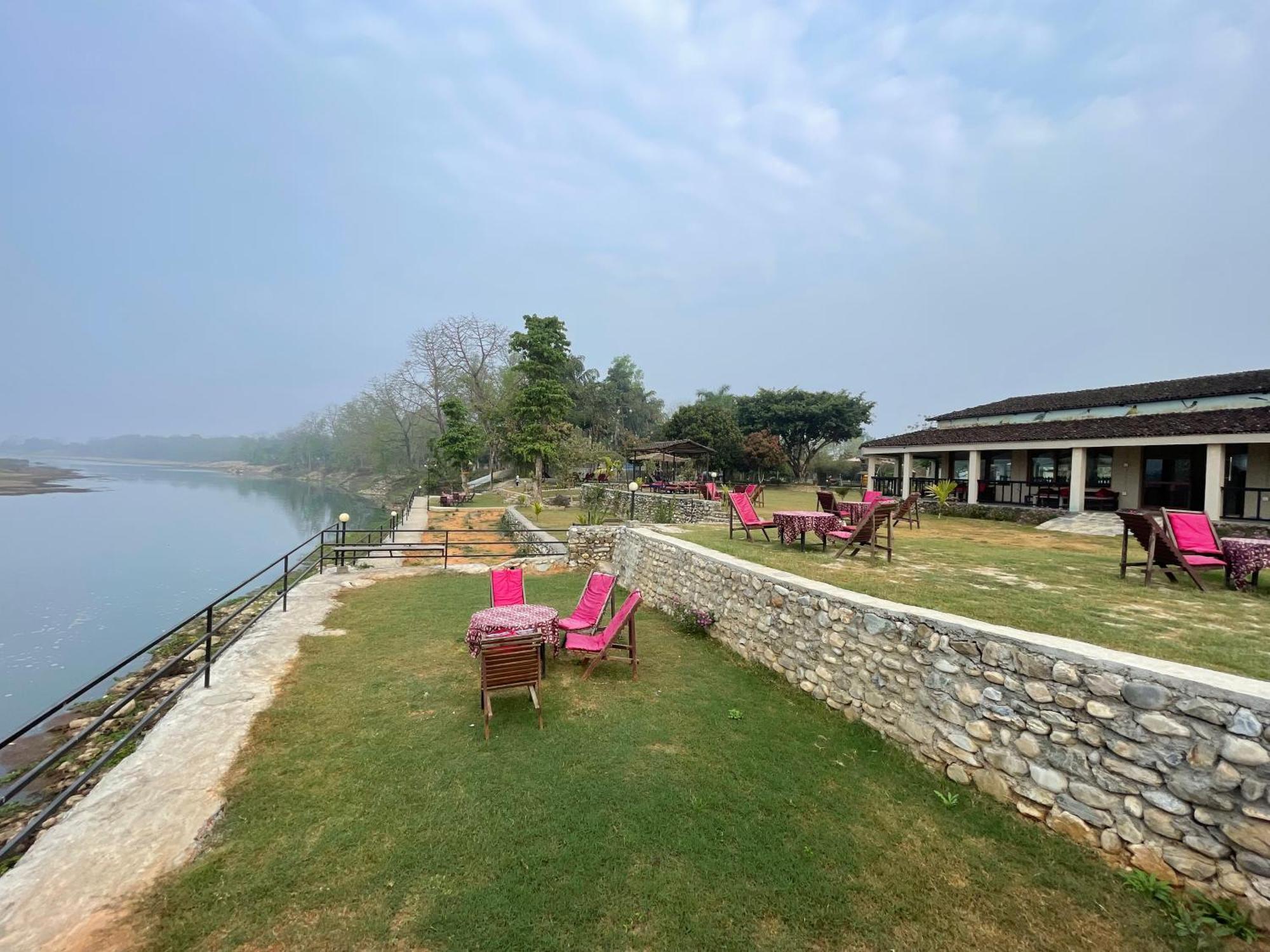 Chitwan Riverside Resort Саураха Экстерьер фото