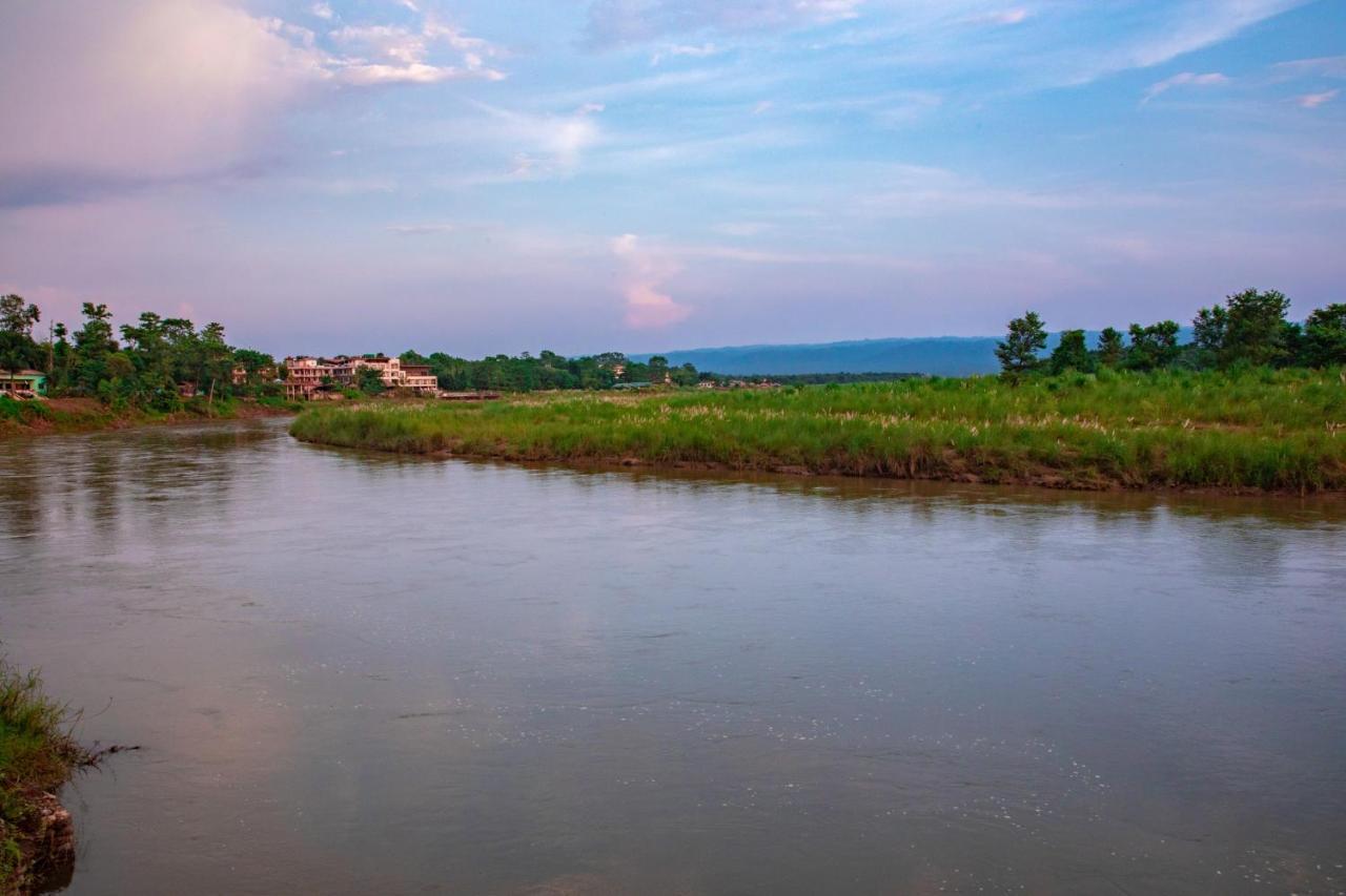 Chitwan Riverside Resort Саураха Экстерьер фото